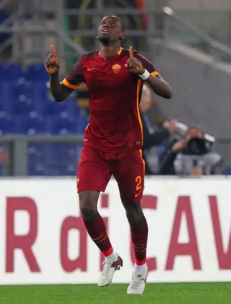 La Roma parte bene e passa in vantaggio con Rudiger sugli sviluppi di un calcio di punizione battuto da Pjanic, poi cresce il Milan che pareggia nella ripresa con Kucka.