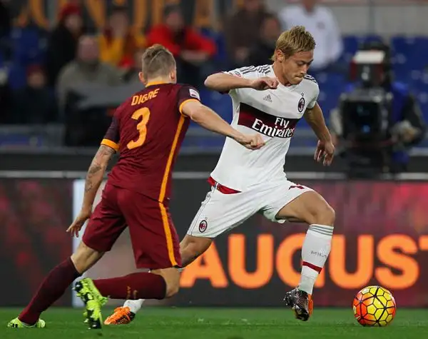 La Roma parte bene e passa in vantaggio con Rudiger sugli sviluppi di un calcio di punizione battuto da Pjanic, poi cresce il Milan che pareggia nella ripresa con Kucka.