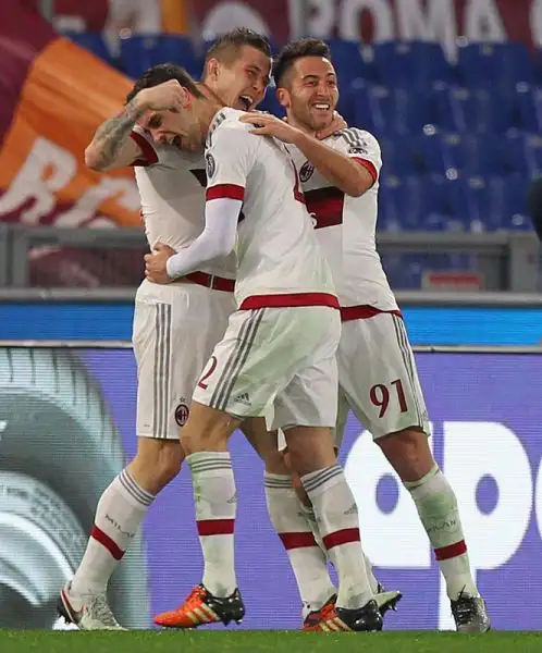 La Roma parte bene e passa in vantaggio con Rudiger sugli sviluppi di un calcio di punizione battuto da Pjanic, poi cresce il Milan che pareggia nella ripresa con Kucka.