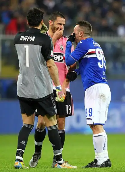 I bianconeri superano nel posticipo i doriani con le reti di Pogba e Khedira e agganciano l'Inter al secondo posto in classifica. Non basta ai blucerchiati il ritorno al gol di Cassano.