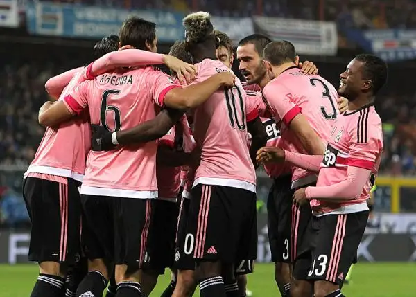 I bianconeri superano nel posticipo i doriani con le reti di Pogba e Khedira e agganciano l'Inter al secondo posto in classifica. Non basta ai blucerchiati il ritorno al gol di Cassano.
