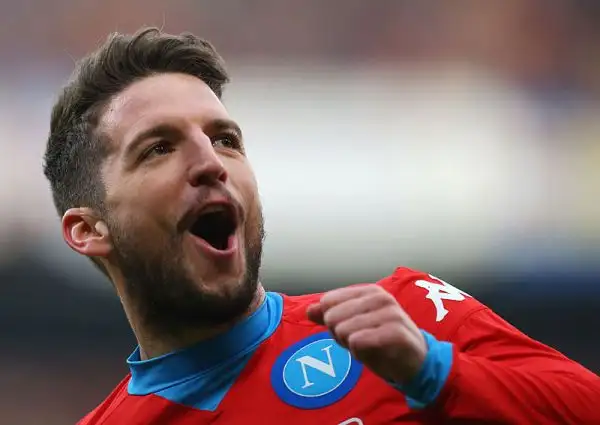 Un Napoli sempre più lanciato espugna Marassi con i gol di Higuain, Insigne, Hamsik e Mertens. DI Correa e del solito Eder i gol dei blucerchiati.