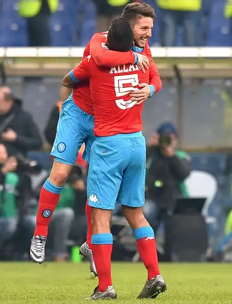 Un Napoli sempre più lanciato espugna Marassi con i gol di Higuain, Insigne, Hamsik e Mertens. DI Correa e del solito Eder i gol dei blucerchiati.