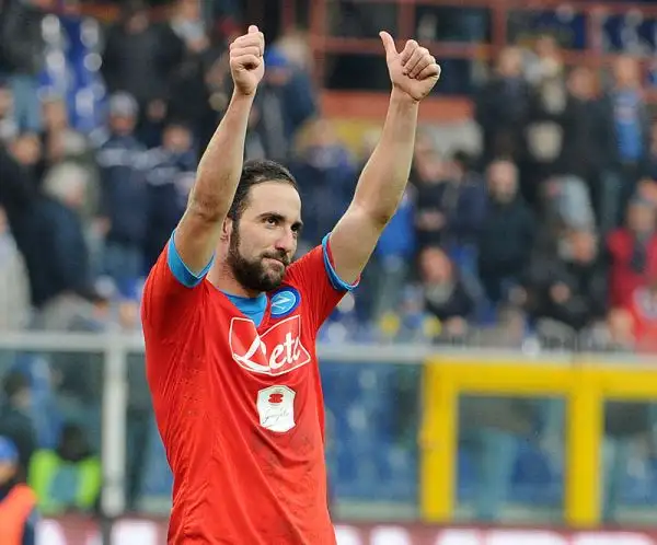 Un Napoli sempre più lanciato espugna Marassi con i gol di Higuain, Insigne, Hamsik e Mertens. DI Correa e del solito Eder i gol dei blucerchiati.