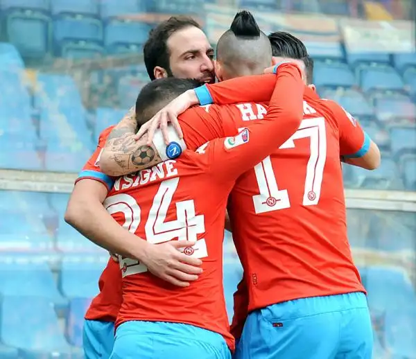 Un Napoli sempre più lanciato espugna Marassi con i gol di Higuain, Insigne, Hamsik e Mertens. DI Correa e del solito Eder i gol dei blucerchiati.