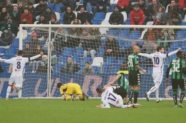 A Reggio Emilia prezioso successo esterno del Bologna sul campo del Sassuolo, decidono un gol per tempo di Giaccherini e del fresco ex Floccari.