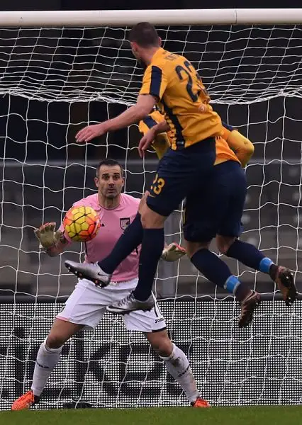 Il Palermo espugna il Bentegodi con un gol di Franco Vazquez nel primo tempo, notte fonda per l'undici di Delneri che resta ultimo in classifica.