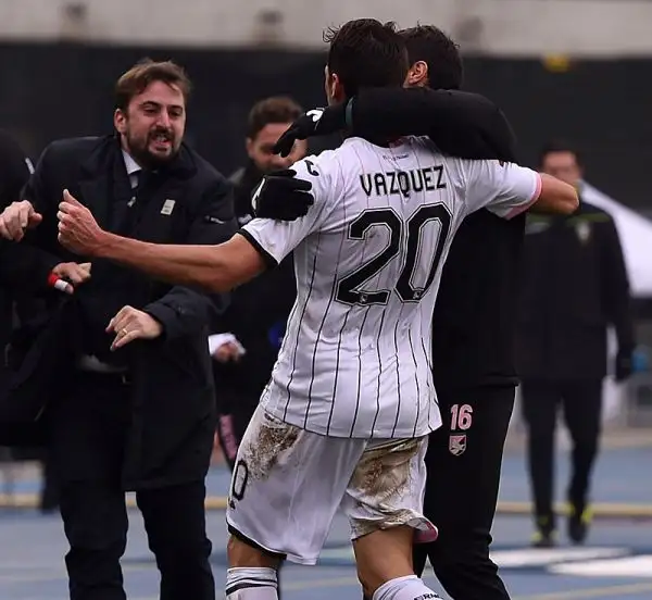 Il Palermo espugna il Bentegodi con un gol di Franco Vazquez nel primo tempo, notte fonda per l'undici di Delneri che resta ultimo in classifica.