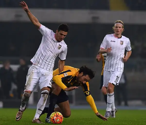 Il Palermo espugna il Bentegodi con un gol di Franco Vazquez nel primo tempo, notte fonda per l'undici di Delneri che resta ultimo in classifica.