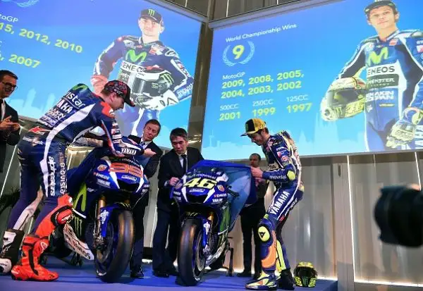 Svelata a Barcellona la Yamaha MotoGP YZR-M1 che Valentino Rossi e Jorge Lorenzo guideranno nel 2016.
