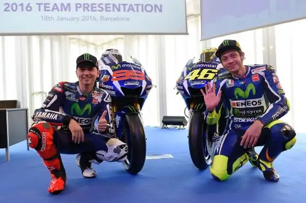 Svelata a Barcellona la Yamaha MotoGP YZR-M1 che Valentino Rossi e Jorge Lorenzo guideranno nel 2016.