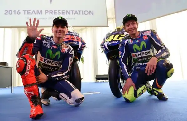 Svelata a Barcellona la Yamaha MotoGP YZR-M1 che Valentino Rossi e Jorge Lorenzo guideranno nel 2016.