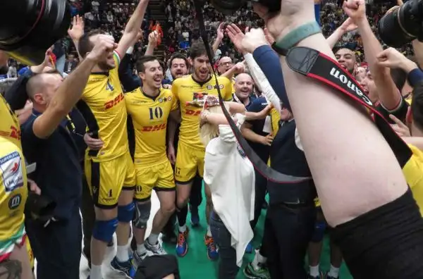 Le immagini della premiazione e dei festeggiamenti in campo della squadra di Lorenzetti, vittoriosa 3-0 nella finale del Forum di Assago contro la Diatec Trentino.