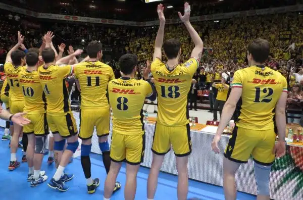 Le immagini della premiazione e dei festeggiamenti in campo della squadra di Lorenzetti, vittoriosa 3-0 nella finale del Forum di Assago contro la Diatec Trentino.