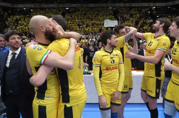 Le immagini della premiazione e dei festeggiamenti in campo della squadra di Lorenzetti, vittoriosa 3-0 nella finale del Forum di Assago contro la Diatec Trentino.