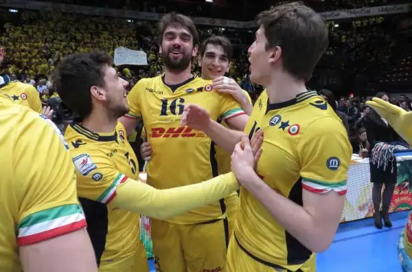 Le immagini della premiazione e dei festeggiamenti in campo della squadra di Lorenzetti, vittoriosa 3-0 nella finale del Forum di Assago contro la Diatec Trentino.
