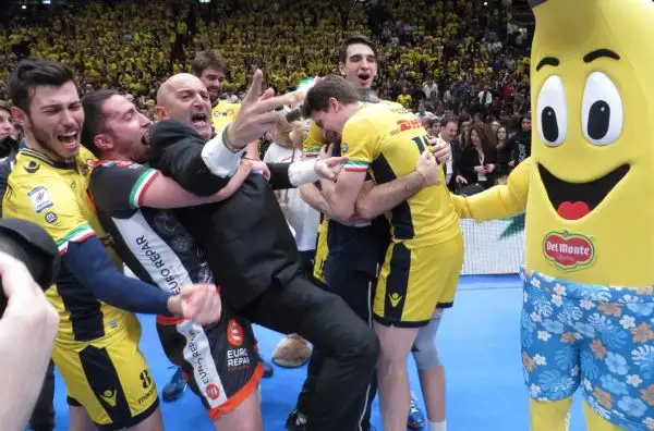 Le immagini della premiazione e dei festeggiamenti in campo della squadra di Lorenzetti, vittoriosa 3-0 nella finale del Forum di Assago contro la Diatec Trentino.