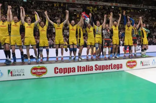 Le immagini della premiazione e dei festeggiamenti in campo della squadra di Lorenzetti, vittoriosa 3-0 nella finale del Forum di Assago contro la Diatec Trentino.