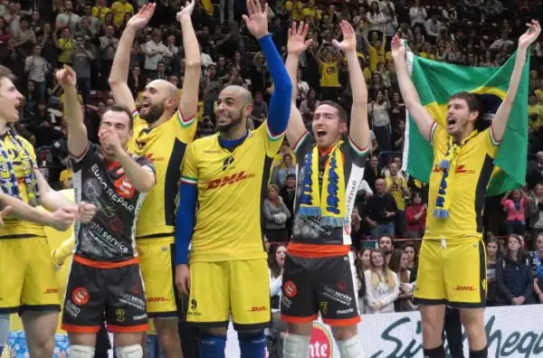Le immagini della premiazione e dei festeggiamenti in campo della squadra di Lorenzetti, vittoriosa 3-0 nella finale del Forum di Assago contro la Diatec Trentino.