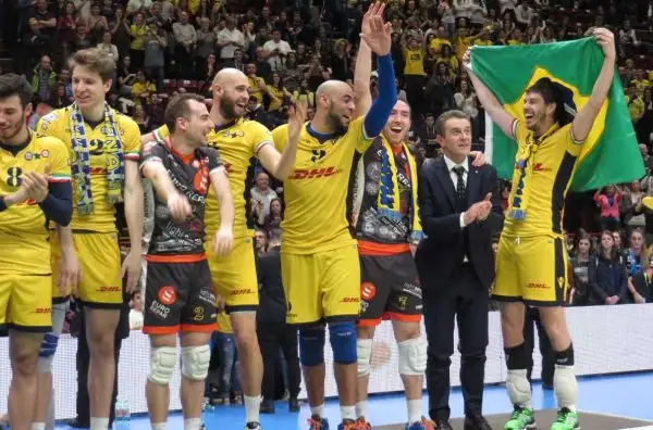 Le immagini della premiazione e dei festeggiamenti in campo della squadra di Lorenzetti, vittoriosa 3-0 nella finale del Forum di Assago contro la Diatec Trentino.
