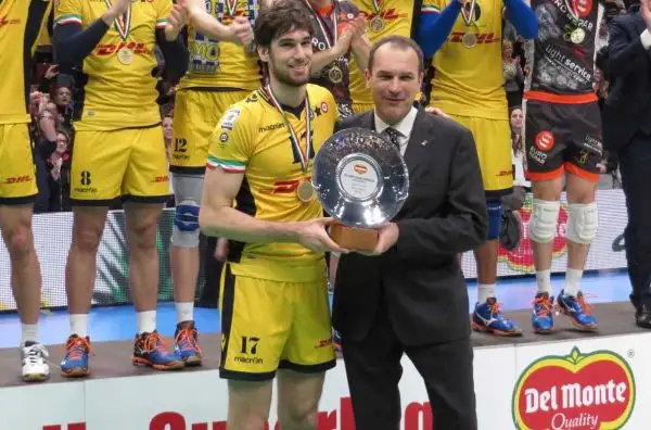 Le immagini della premiazione e dei festeggiamenti in campo della squadra di Lorenzetti, vittoriosa 3-0 nella finale del Forum di Assago contro la Diatec Trentino.