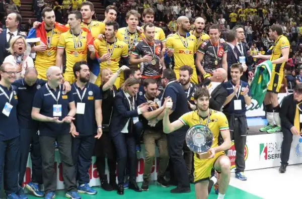 Le immagini della premiazione e dei festeggiamenti in campo della squadra di Lorenzetti, vittoriosa 3-0 nella finale del Forum di Assago contro la Diatec Trentino.
