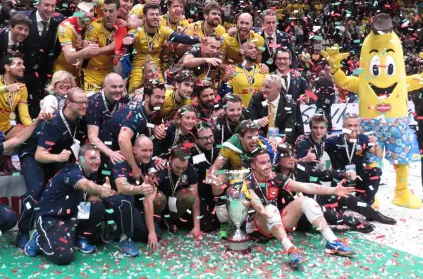 Le immagini della premiazione e dei festeggiamenti in campo della squadra di Lorenzetti, vittoriosa 3-0 nella finale del Forum di Assago contro la Diatec Trentino.