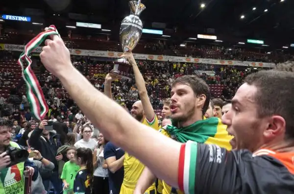 Le immagini della premiazione e dei festeggiamenti in campo della squadra di Lorenzetti, vittoriosa 3-0 nella finale del Forum di Assago contro la Diatec Trentino.