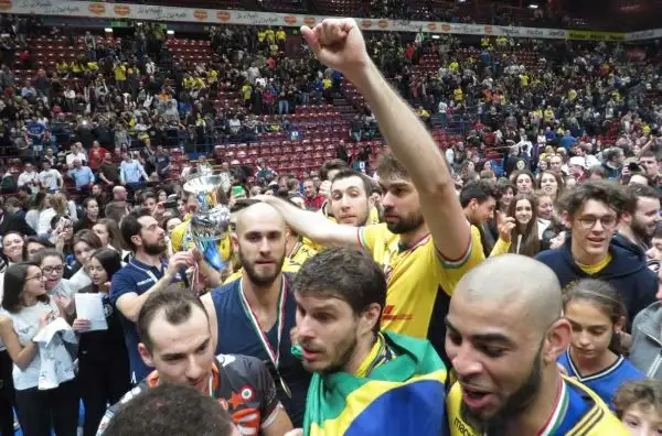 Le immagini della premiazione e dei festeggiamenti in campo della squadra di Lorenzetti, vittoriosa 3-0 nella finale del Forum di Assago contro la Diatec Trentino.