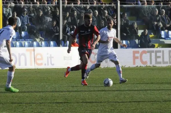 Gol e autogol per Budimir nel pareggio dei pitagorici.