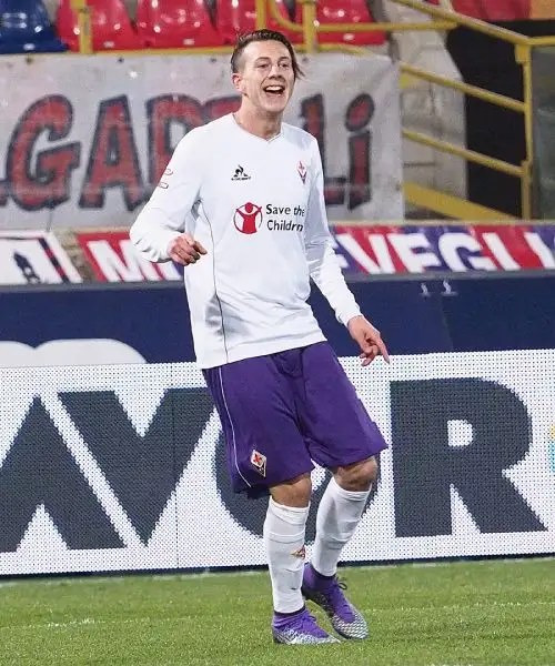 Il sentitissimo ‘derby dell’Appennino’ termina in parità con i gol di Bernardeschi e Giaccherini. I viola ora devono sperare di non essere superati dall’Inter nella corsa al terzo posto.