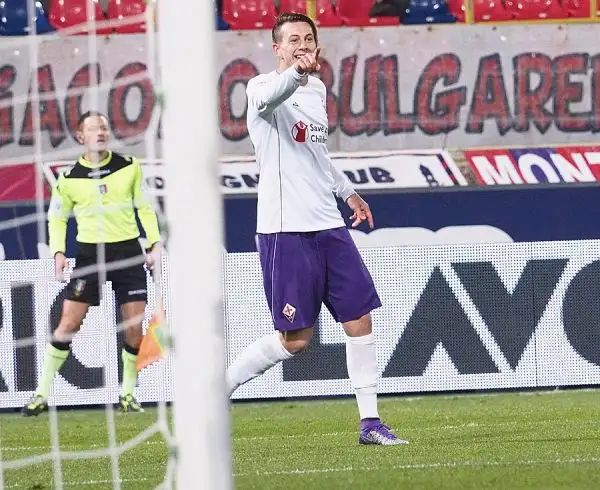 Il sentitissimo ‘derby dell’Appennino’ termina in parità con i gol di Bernardeschi e Giaccherini. I viola ora devono sperare di non essere superati dall’Inter nella corsa al terzo posto.