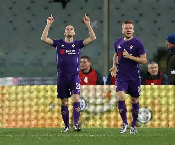 Vittoria in extremis per i viola. Dopo il gol lampo di Borja Valero i gigliati soffrono e subiscono al 73' il pareggio di Lasagna. Al 93' il gran gol di Zarate regala i tre punti ai padroni di casa.