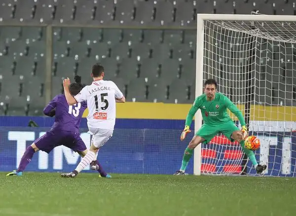 Vittoria in extremis per i viola. Dopo il gol lampo di Borja Valero i gigliati soffrono e subiscono al 73' il pareggio di Lasagna. Al 93' il gran gol di Zarate regala i tre punti ai padroni di casa.