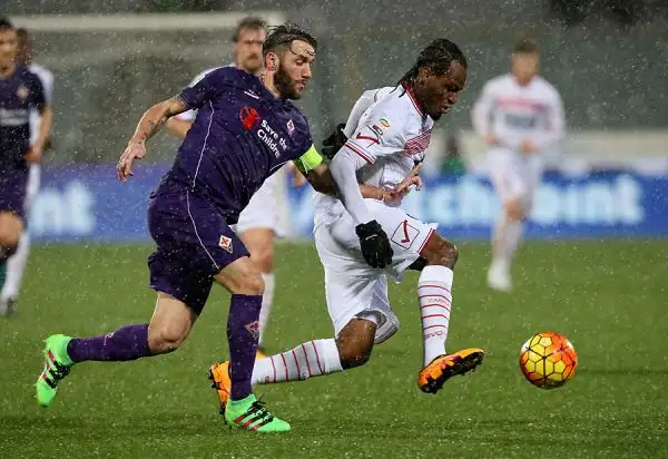 Vittoria in extremis per i viola. Dopo il gol lampo di Borja Valero i gigliati soffrono e subiscono al 73' il pareggio di Lasagna. Al 93' il gran gol di Zarate regala i tre punti ai padroni di casa.
