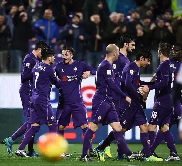 Vittoria in extremis per i viola. Dopo il gol lampo di Borja Valero i gigliati soffrono e subiscono al 73' il pareggio di Lasagna. Al 93' il gran gol di Zarate regala i tre punti ai padroni di casa.
