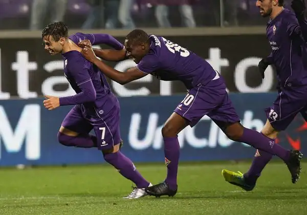 Vittoria in extremis per i viola. Dopo il gol lampo di Borja Valero i gigliati soffrono e subiscono al 73' il pareggio di Lasagna. Al 93' il gran gol di Zarate regala i tre punti ai padroni di casa.