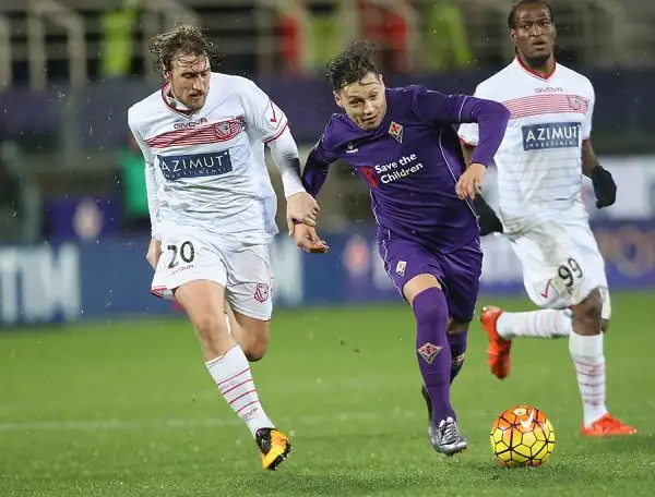 Vittoria in extremis per i viola. Dopo il gol lampo di Borja Valero i gigliati soffrono e subiscono al 73' il pareggio di Lasagna. Al 93' il gran gol di Zarate regala i tre punti ai padroni di casa.