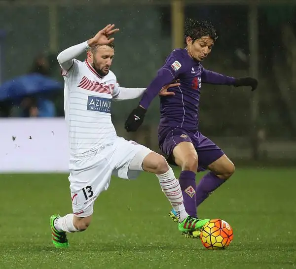 Vittoria in extremis per i viola. Dopo il gol lampo di Borja Valero i gigliati soffrono e subiscono al 73' il pareggio di Lasagna. Al 93' il gran gol di Zarate regala i tre punti ai padroni di casa.