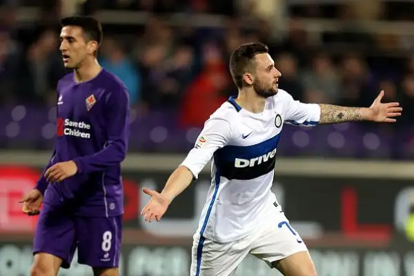 Babacar castiga un'Inter furiosa. La Fiorentina supera in rimonta i nerazzurri per 2-1. Gara nervosa, tre espulsi.