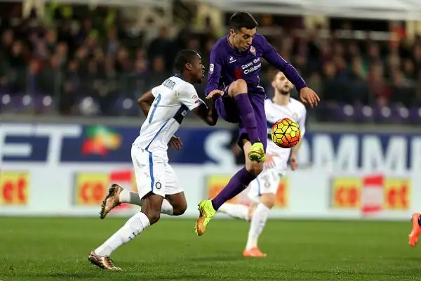 Babacar castiga un'Inter furiosa. La Fiorentina supera in rimonta i nerazzurri per 2-1. Gara nervosa, tre espulsi.