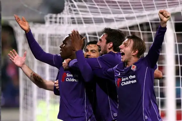 Babacar castiga un'Inter furiosa. La Fiorentina supera in rimonta i nerazzurri per 2-1. Gara nervosa, tre espulsi.