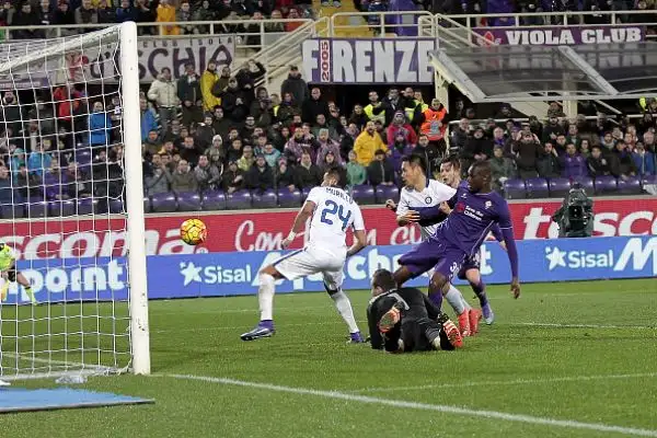 Babacar castiga un'Inter furiosa. La Fiorentina supera in rimonta i nerazzurri per 2-1. Gara nervosa, tre espulsi.