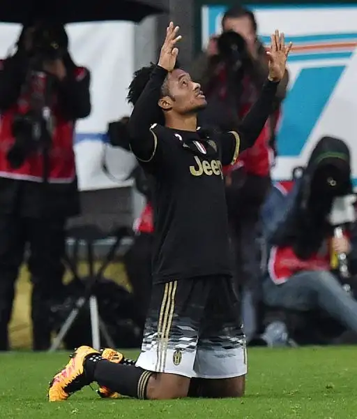 Dopo un palo di Dybala e un'occasione divorata da Pogba, la partita è decisa da Cuadrado, puntuale nell'inserimento su cross di Alex Sandro. Raddoppio allo scadere di Dybala.