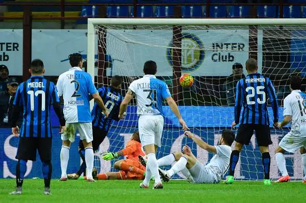 L'Inter torna alla vitoria e supera per 1-0 in casa il Chievo: torna al gol Icardi dopo quattro giornate (assist di Miranda), l'amarezza del derby è più lontana, anche se il finale è di sofferenza.