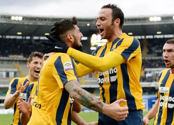 Anticipo domenicale spettacolare al Bentegodi davanti a 21mila spettatori. Un  pareggio, quello tra Inter e Hellas, su cui possono recriminare entrambe le squadre.