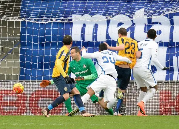 Anticipo domenicale spettacolare al Bentegodi davanti a 21mila spettatori. Un  pareggio, quello tra Inter e Hellas, su cui possono recriminare entrambe le squadre.