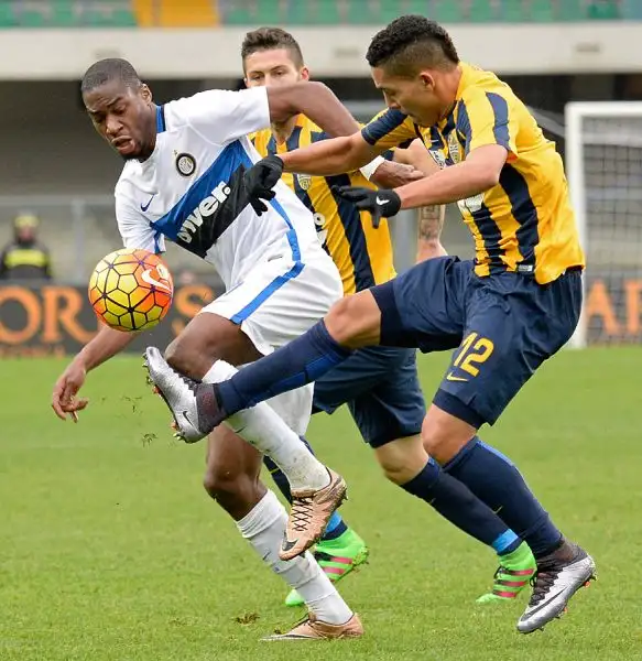 Anticipo domenicale spettacolare al Bentegodi davanti a 21mila spettatori. Un  pareggio, quello tra Inter e Hellas, su cui possono recriminare entrambe le squadre.