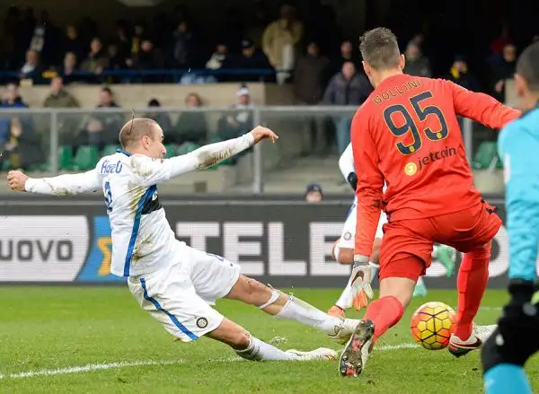 Anticipo domenicale spettacolare al Bentegodi davanti a 21mila spettatori. Un  pareggio, quello tra Inter e Hellas, su cui possono recriminare entrambe le squadre.