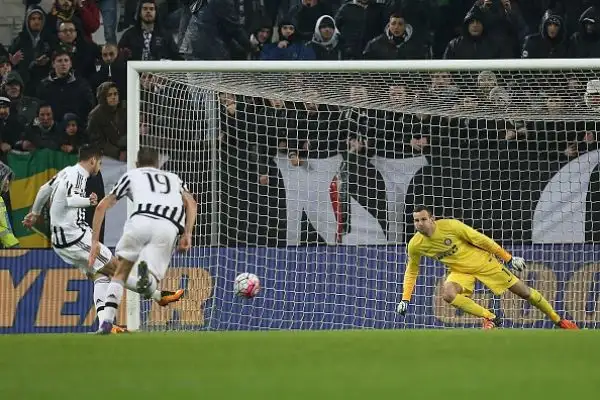 Handanovic 5,5. Tocca il pallone sulla traversa di Hernanes ma non può nulla su Bonucci. Niente miracolo sul rigore.